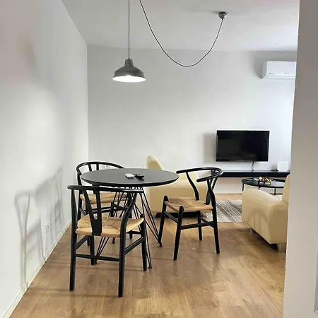 With Balcony * טיראנה